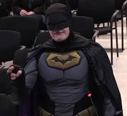 “Non dovete aiutare l’Ice”, in consiglio comunale arriva Batman