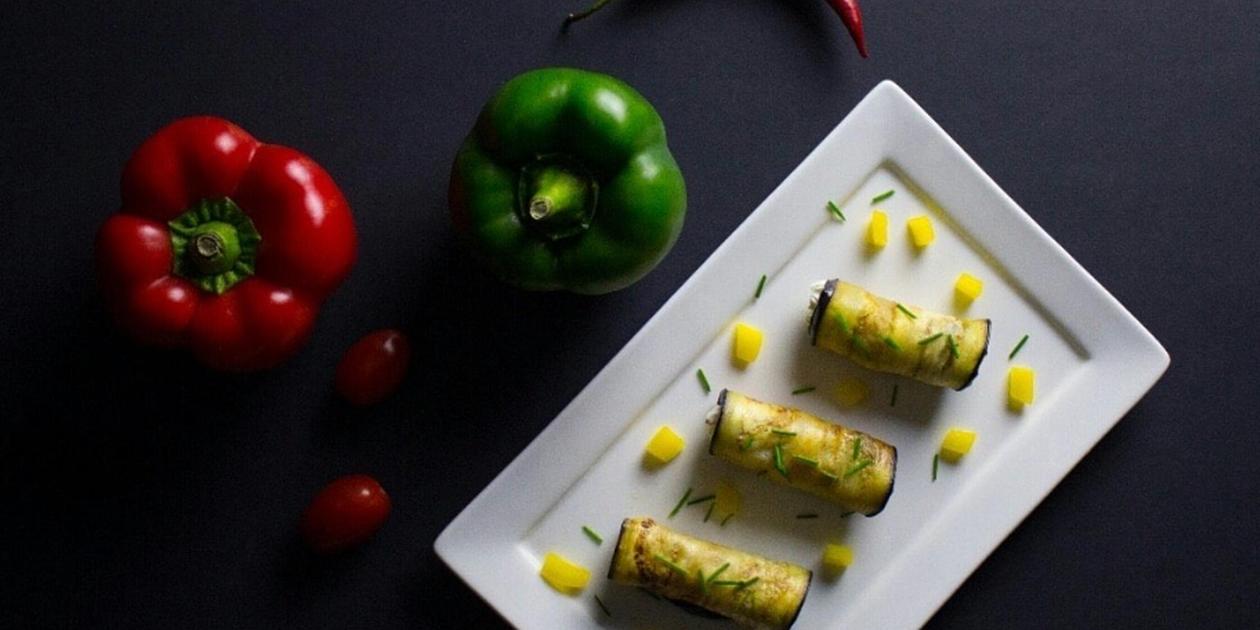 Fingerfood-Rezept vom Feinsten: Auberginen-Röllchen mit Tomaten-Feta-Creme - perfekte Grillbeilage