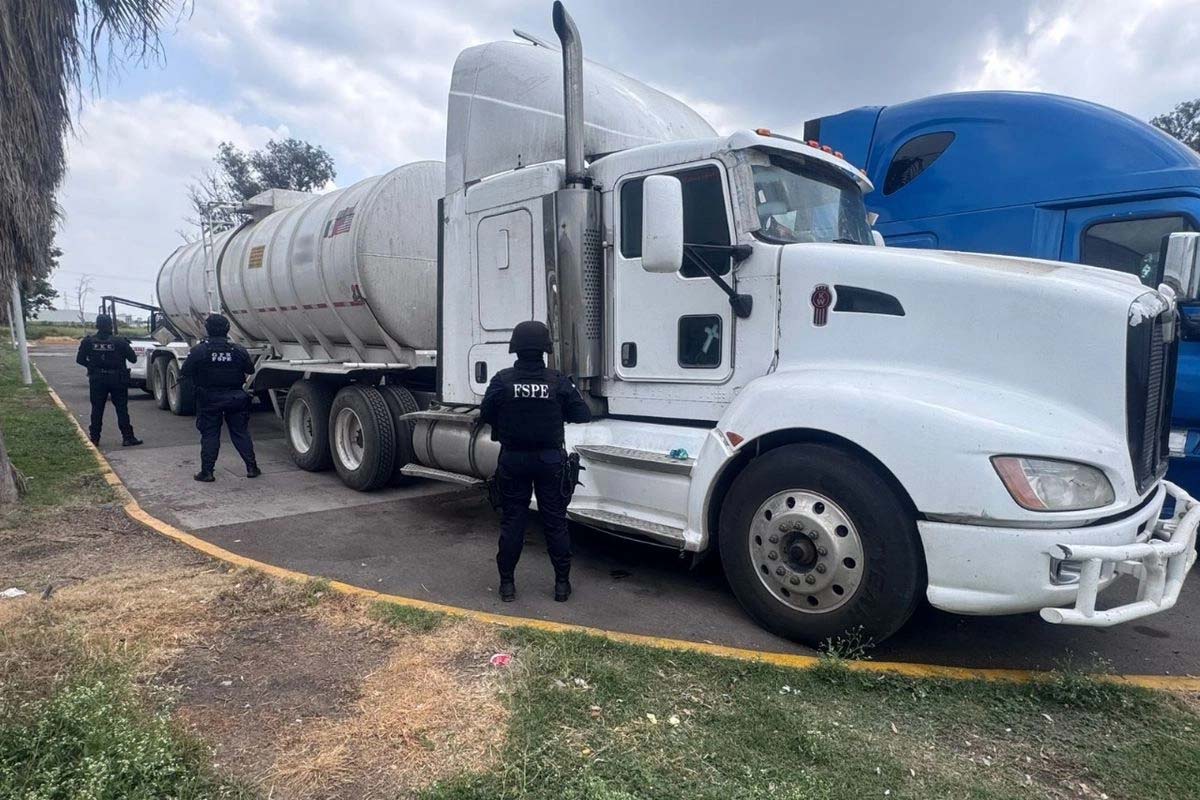 Aseguran tractocamión con 30 mil litros de combustible en Celaya-Villagrán