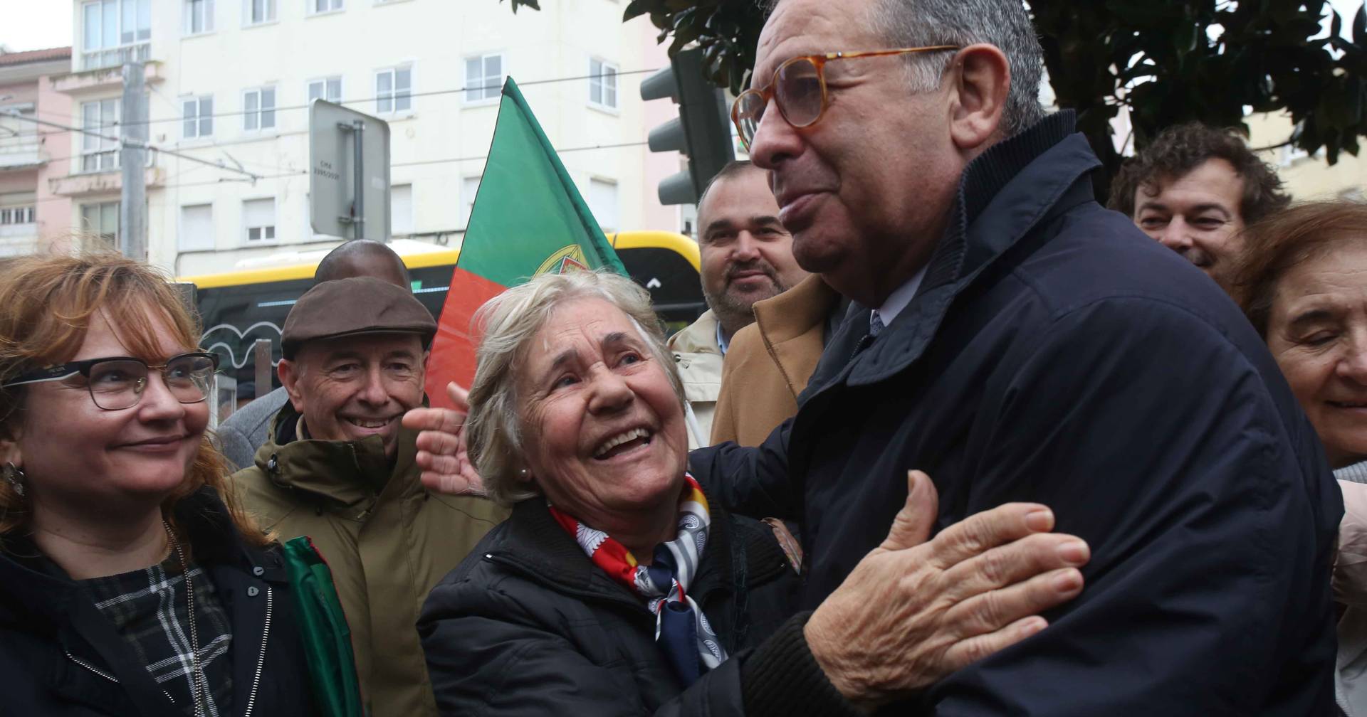Seguro foi ver os estragos do temporal como futuro Presidente; como candidato, apela ao voto "faça chuva ou faça sol"