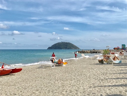 Albenga avvia l’iter per il bando sulle concessioni balneari, Tomatis: "Comuni lasciati soli, tutto si è riversato sui sindaci"