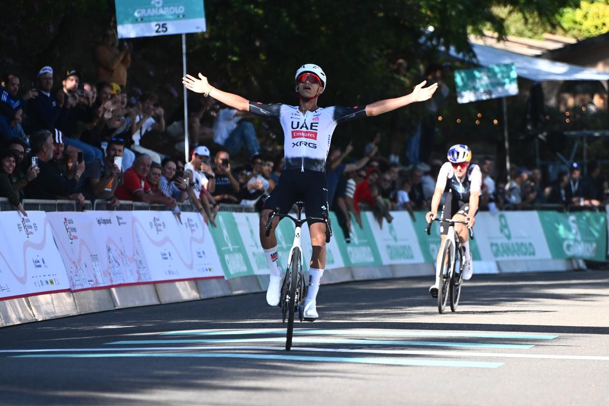 Giro dell’Emilia, Isaac Del Toro si prende San Luca e trionfa nella classica bolognese