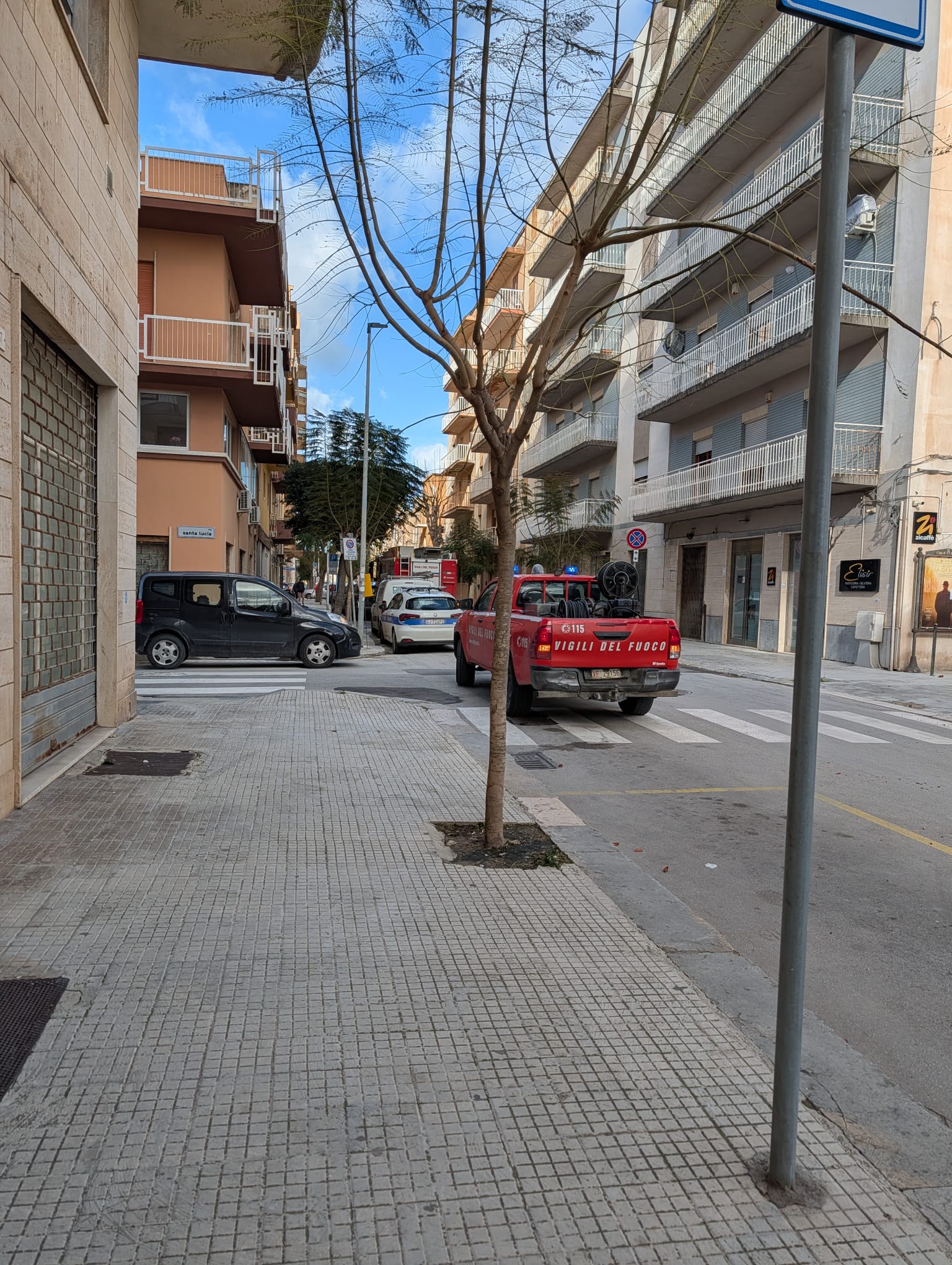 Marsala: cornicione pericolante in via Sibilla. Sul posto i Vigili del Fuoco