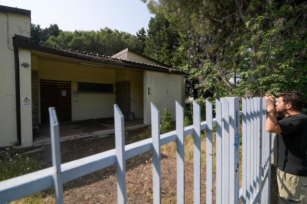 Addio all’ex scuola. Demolizione in arrivo. Il giardino si allarga