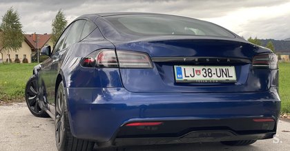 Uradno: Tesla ukinja dva avtomobila, zamenjali ju bodo roboti #foto