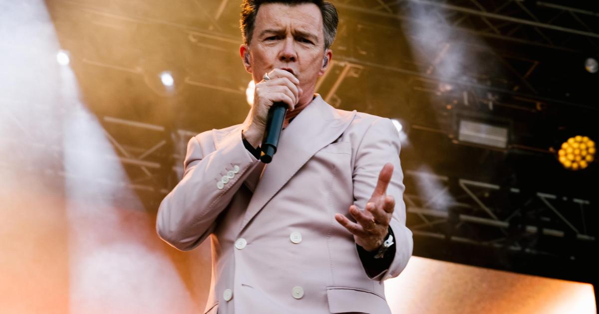 Pictures- iconic acts attracts thousands to the town