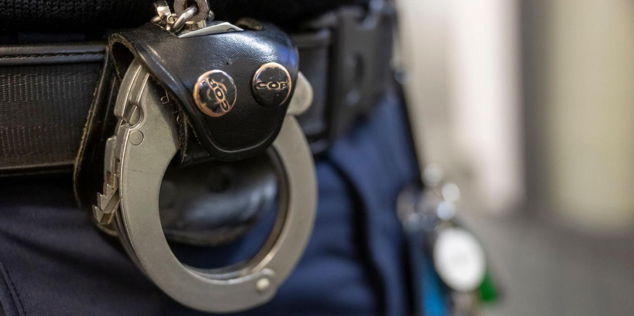 Außer Kontrolle: Nackte Frau in Nürnberg attackiert Polizei und Unbeteiligte