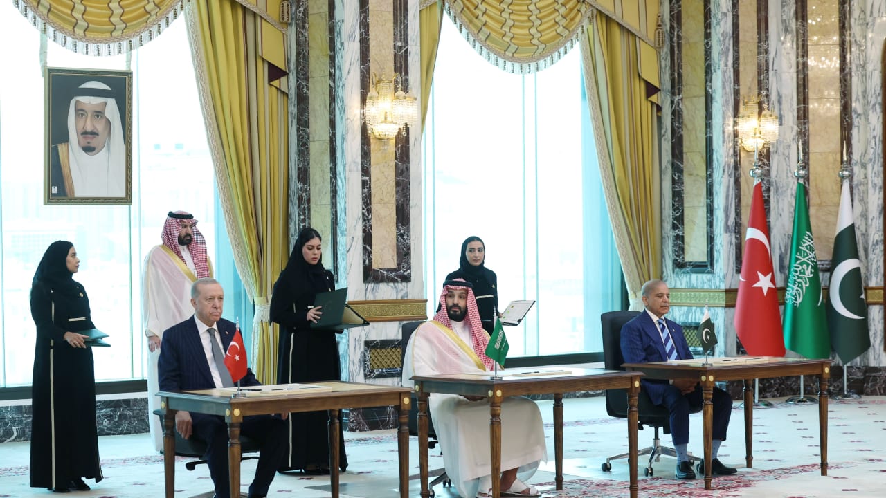 Arabia Saudita, Pakistán y Turquía firmaron un acuerdo de defensa conjunta