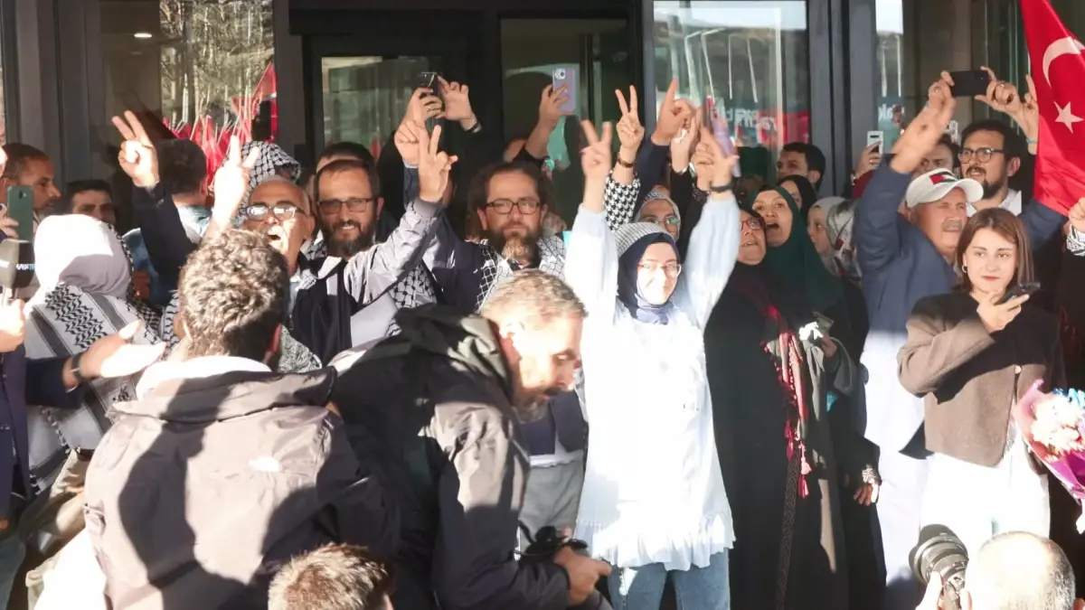 İsrail'den dönen aktivistler İstanbul'da karşılandı