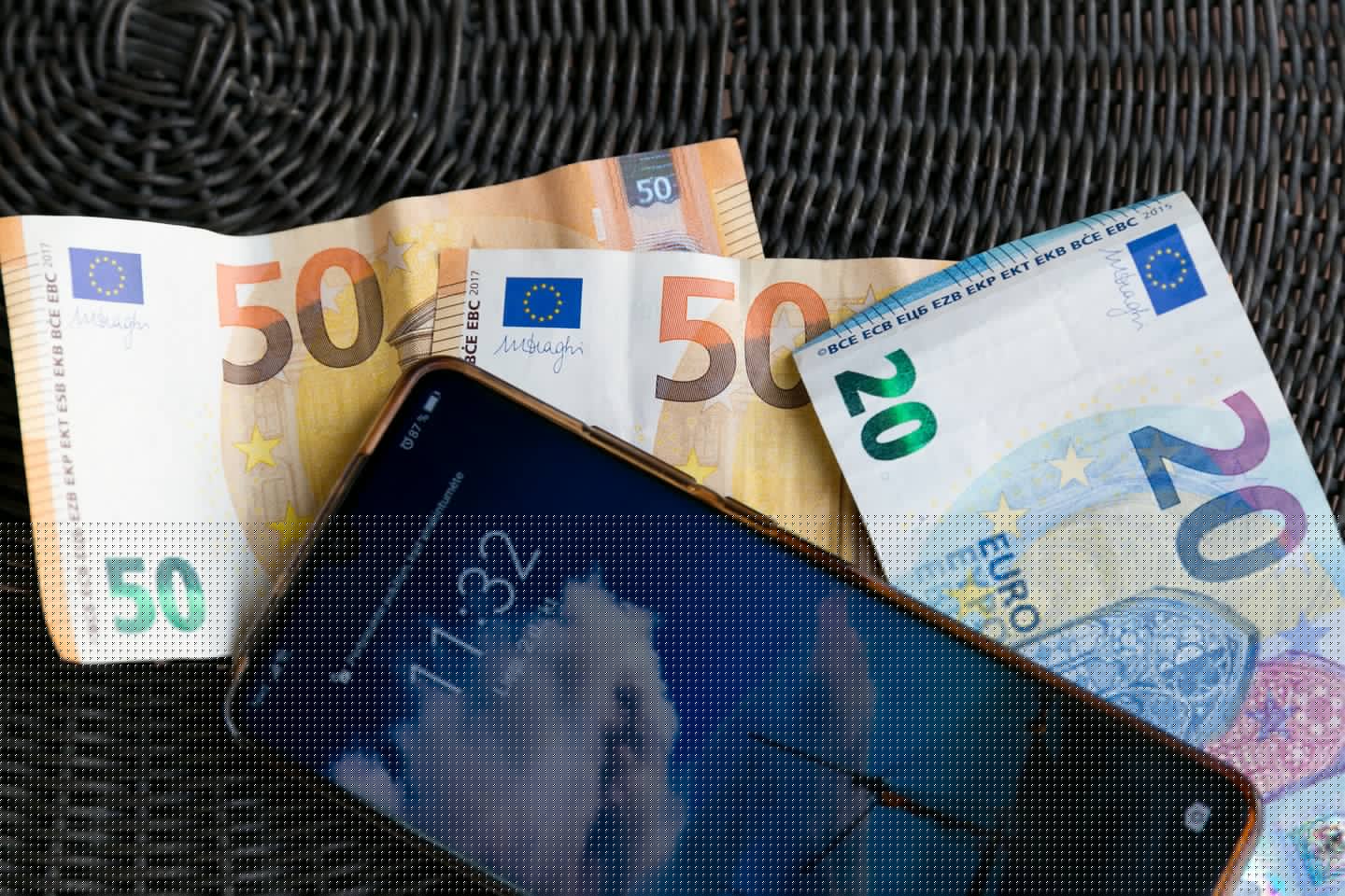 Jauna moteris tik pervedusi pinigus suprato padariusi didžiulę klaidą – dabar įspėja visus