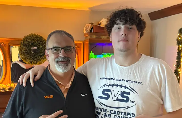 Tennessee Football Assistant Coach Pays Visit to Top-Five Offensive Tackle Recruit