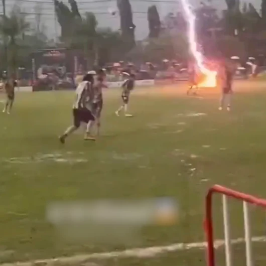 Yeşil sahada ecel anı: Genç futbolcu yıldırım çarpmasıyla hayatını kaybetti