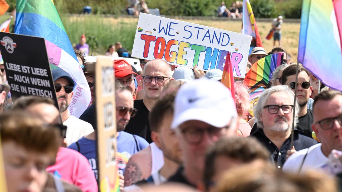 Solidaritätsmarsch: Tausende Menschen bei queerer Demo in Köln