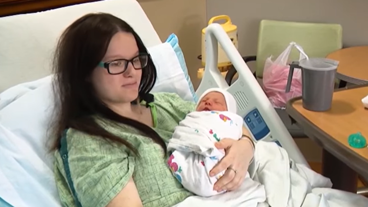 (VIDEO) OTKRILA DA JE TRUDNA KAD JE U TOALETU POČEO POROĐAJ Vatrogasci postali babice i pomogli ženi pri rođenju sina na podu kancelarije u Americi
