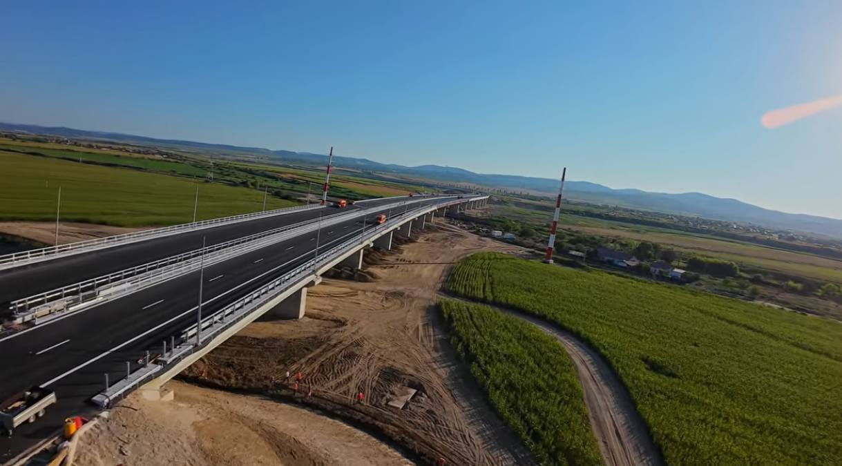 VIDEO | A7: Viaductul de la Nicolae Bălcescu a fost asfaltat complet. UMB montează parapetele și trasează marcajele