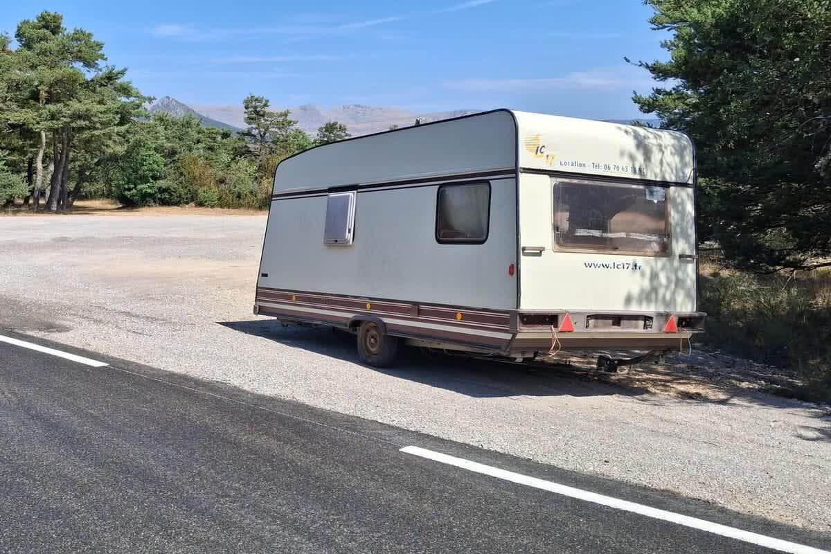 Signalée à plusieurs reprises, cette caravane abandonnée le long d’une route du haut Var a enfin été enlevée