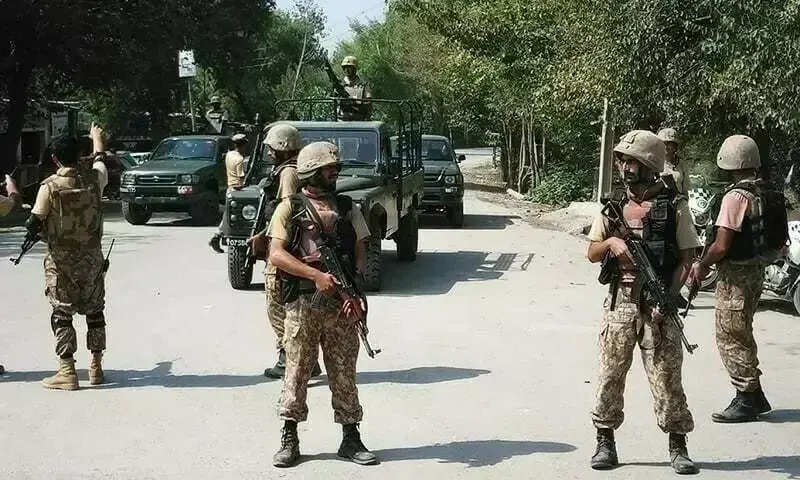 خضدار: سیکیورٹی فورسز نے بارود سے بھری 2 گاڑیاں تباہ کردیں، 4 دہشتگرد ہلاک