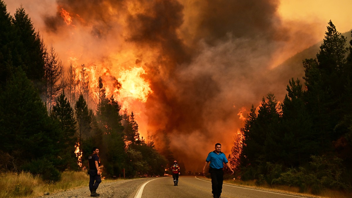 KAO BURE BARUTA Pakleni požari "proždiru" sve pred sobom i NEMOGUĆE IH JE ZAUSTAVITI: "Zemlja će se pretvoriti u pepeo"