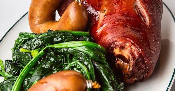 Como combater o frio com um prato de pernil de porco afiambrado com grelos e farinheira