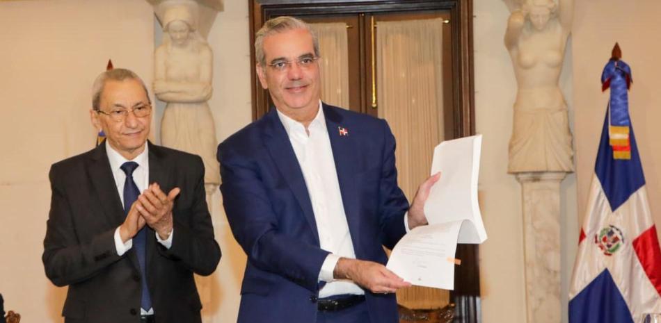Funcionarios no podrĂĄn tener ninguna participaciĂłn en empresas que negocien con el Estado