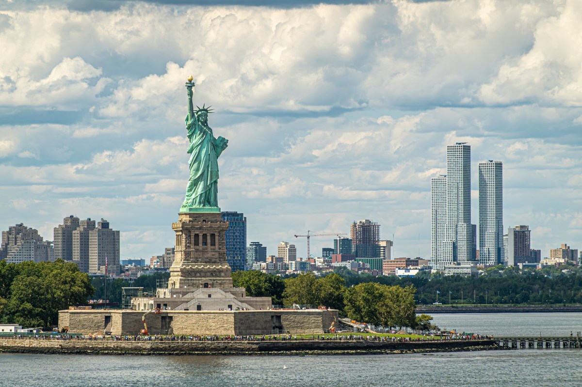 Naufragó embarcación cerca de la Estatua de la Libertad en Nueva York: una madre y su bebé de cinco meses fallecieron