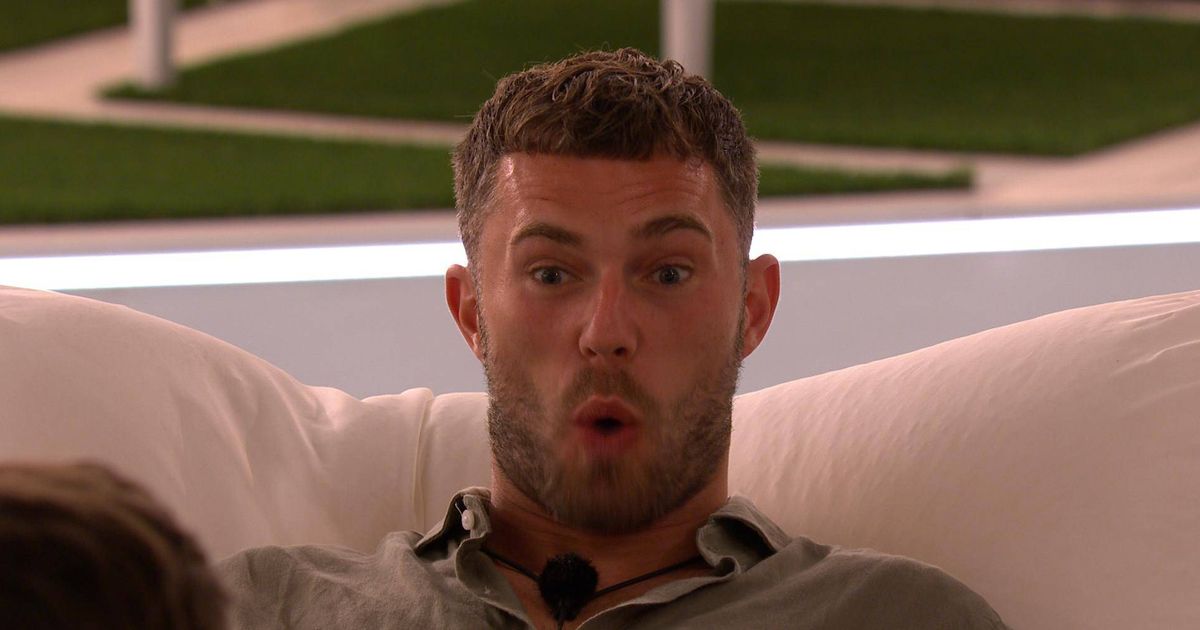 Love Island fans fume 'absolute joke' as two stars dumped