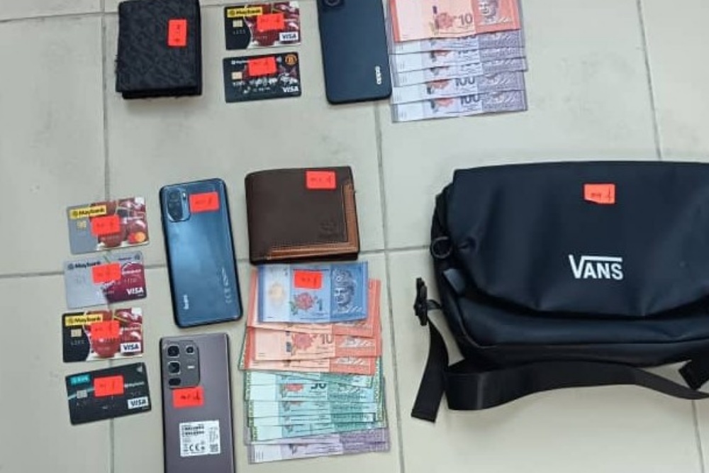 Lawas cops nab trio suspected of recruiting account mules, handling withdrawals