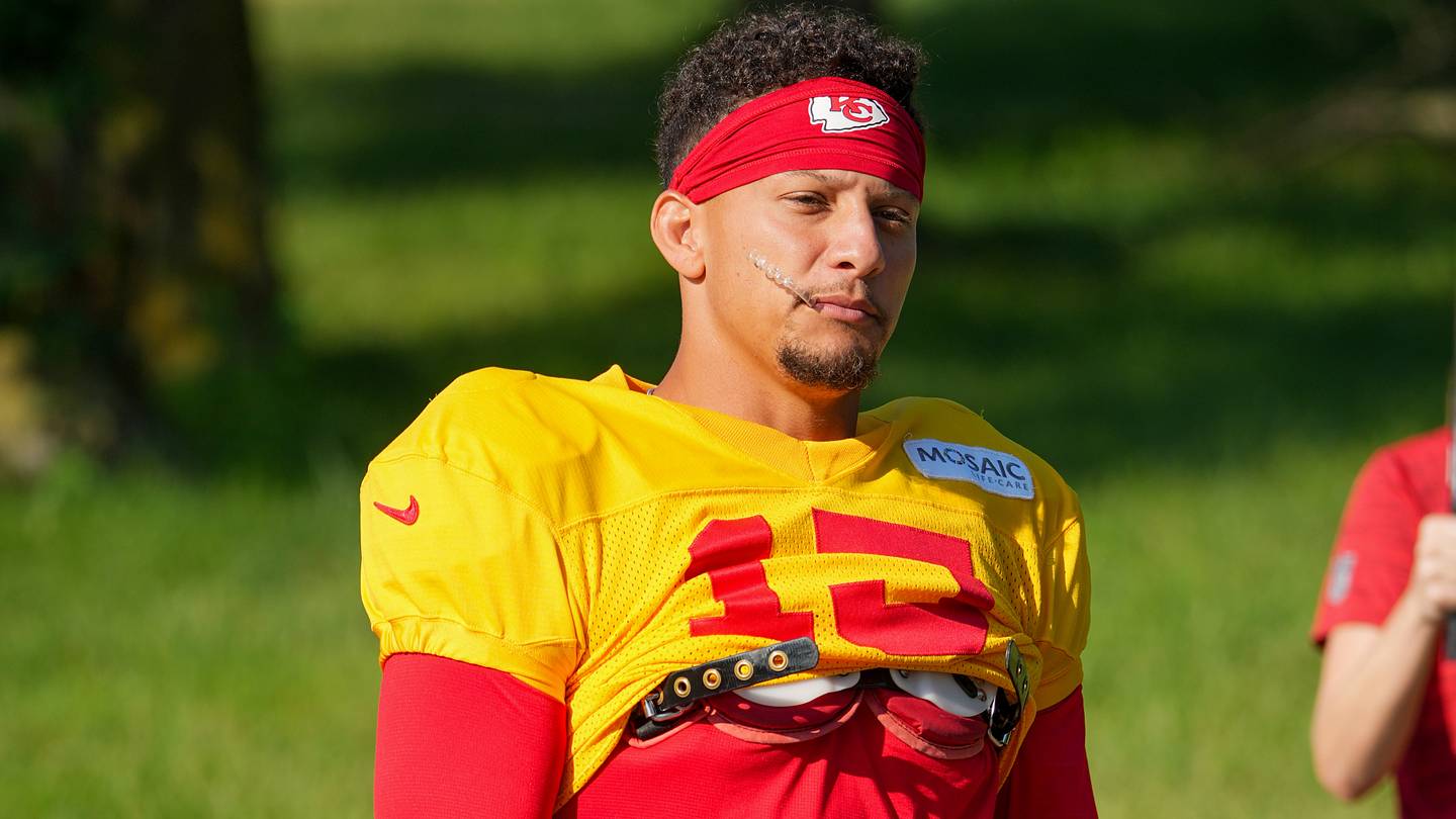 Patrick Mahomes Pinpoints Three Chiefs Training Camp Standouts