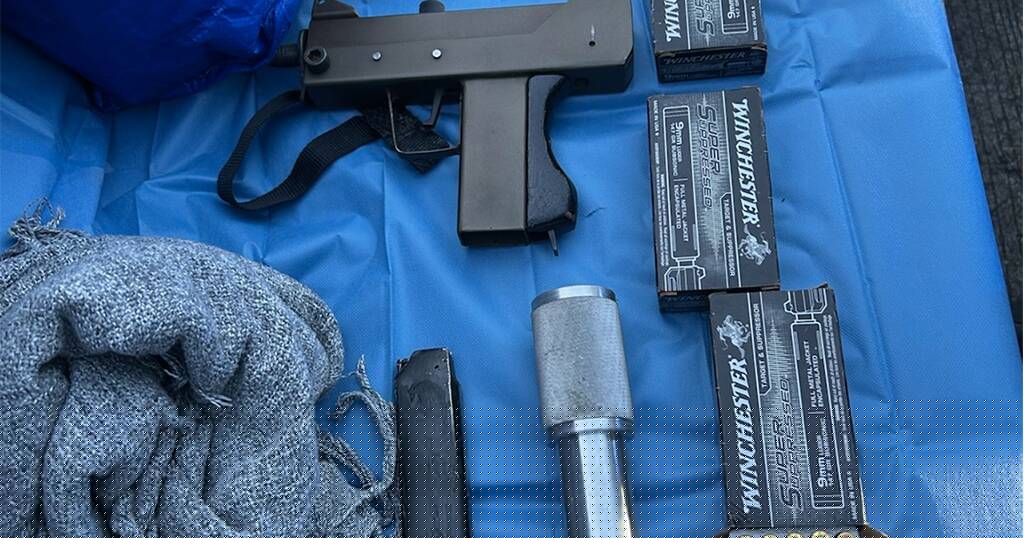 Submachine gun sale busted after police stop car carrying firearm and cocaine