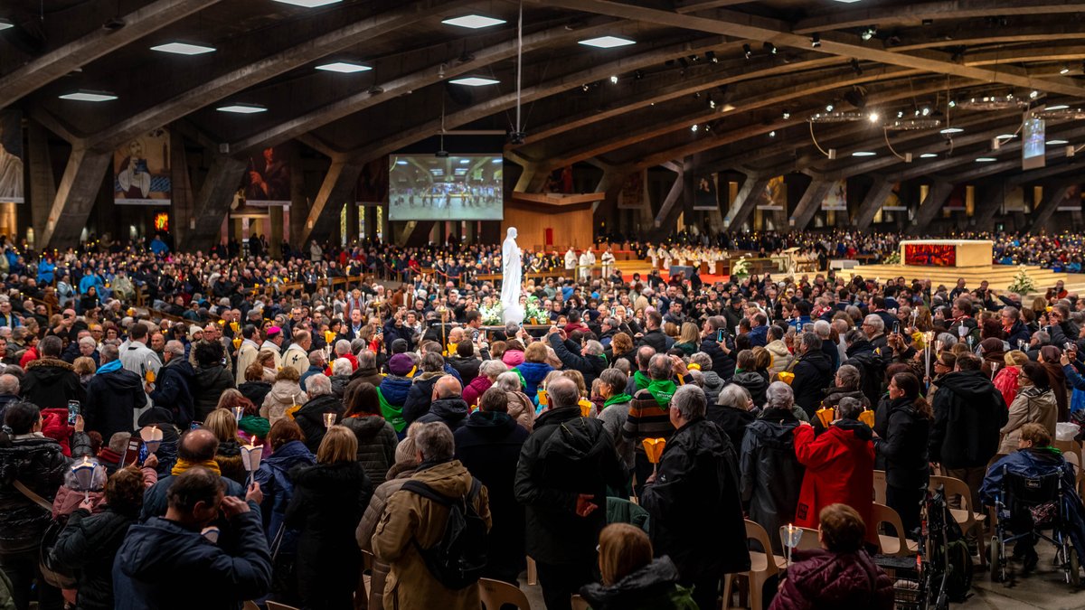 Grande comme deux terrains de football mais presque invisible… À la découverte de la géante basilique souterraine Saint-Pie X, "trésor caché" du Sanctuaire de Lourdes