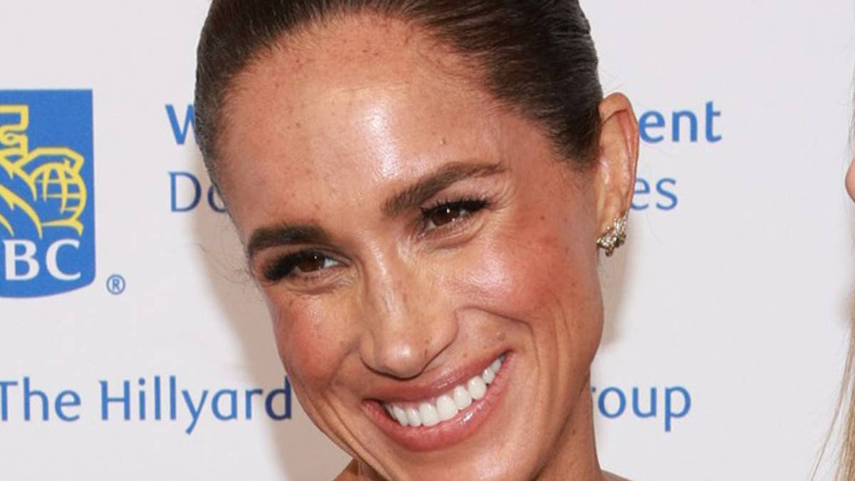 Meghan Markle left hanging as she's awkwardly ignored in apparent affection snub