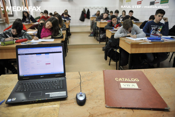 Elevii români studiază limbi străine de mici. România este pe locul şase în UE după elevii de gimnaziu care învaţă cel puţin două limbi străine. O pondere de 94,6% dintre elevii români de gimnaziu învaţă cel puţin două limbi străine. Media UE este de 59,5%