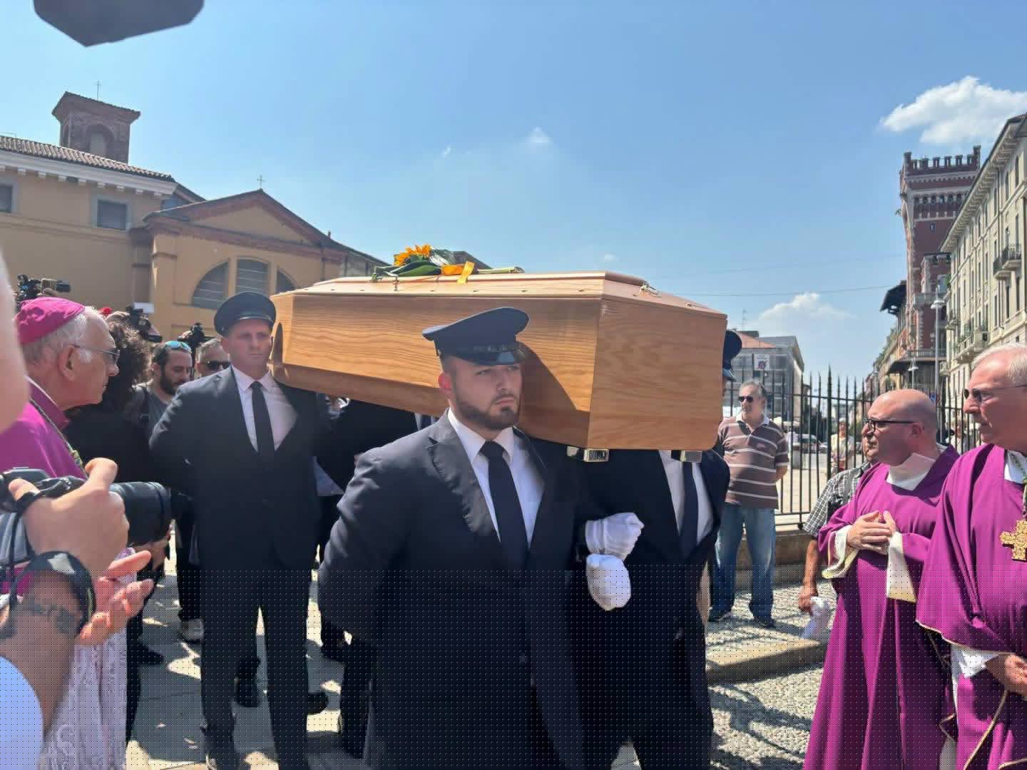 L’ultimo ‘ciao’ a don Mazzi, l’addio di Milano al fondatore di Exodus. Il suo desiderio nel testamento spirituale: “Il ciao lo voglio scritto sulla mia tomba”