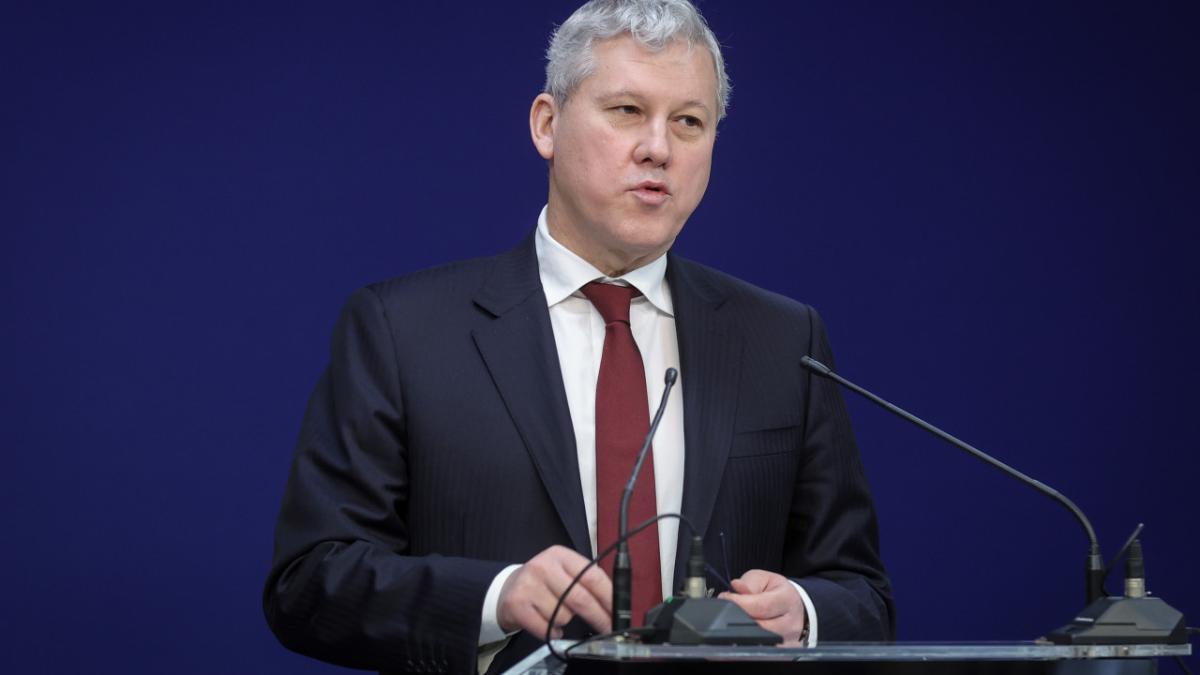 Schimbare majoră pentru angajarea lucrătorilor străini. Predoiu: "România pune în funcțiune un sistem digital unic"