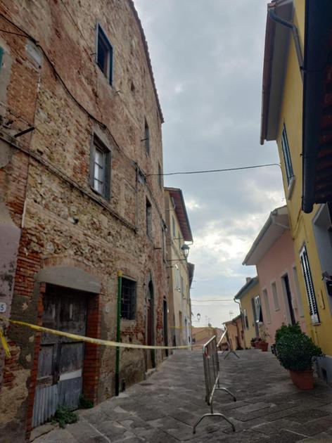 Paura per un palazzo pericolante. Esposto firmato dai cittadini. Chiuse alle auto due strade