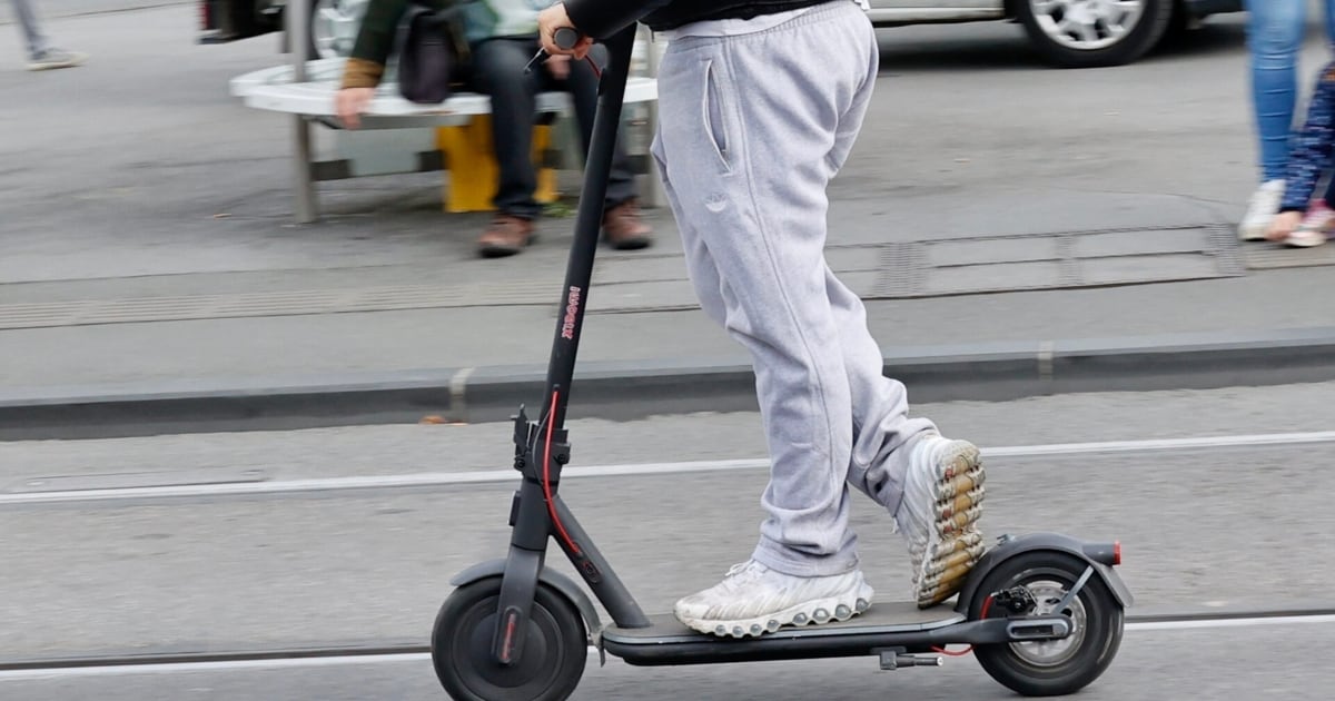 Prallte gegen Auto - Betrunken am E-Scooter: 44-Jähriger verletzt