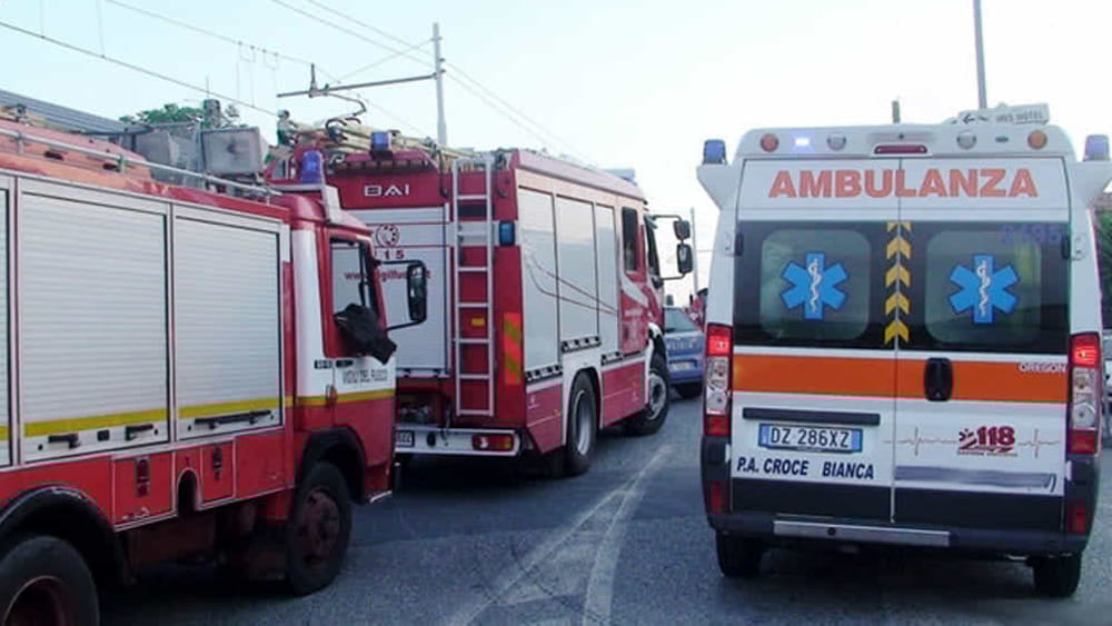 Incidente nel Milanese, frontale tra auto e camion: ferita una 14enne, grave una donna