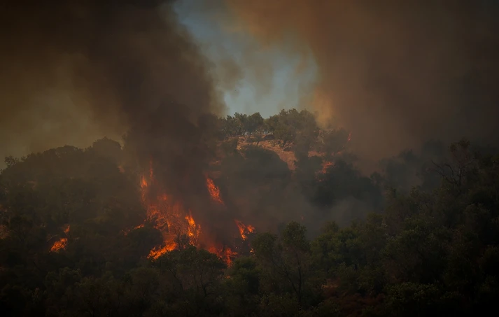 Πύρινη κόλαση στο Ρέθυμνο με δύο νεκρούς πυροσβέστες: Καίγονται σπίτια και εκκενώνουν την Αγία Γαλήνη με πάνω από 2.000 τουρίστες
