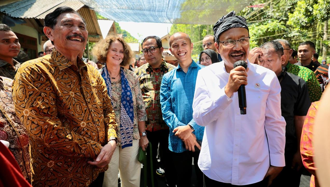 Gus Ipul Hadiri Uji Coba Digitalisasi Bansos di Banyuwangi Bersama Luhut dan Kepala BPS