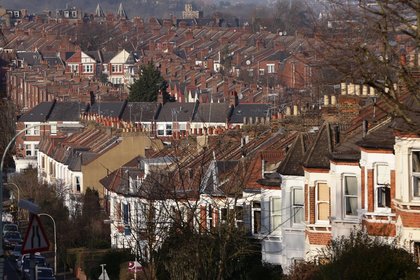 Fury as Starmer’s promise to clamp down on damp and mouldy homes pushed back to 2035