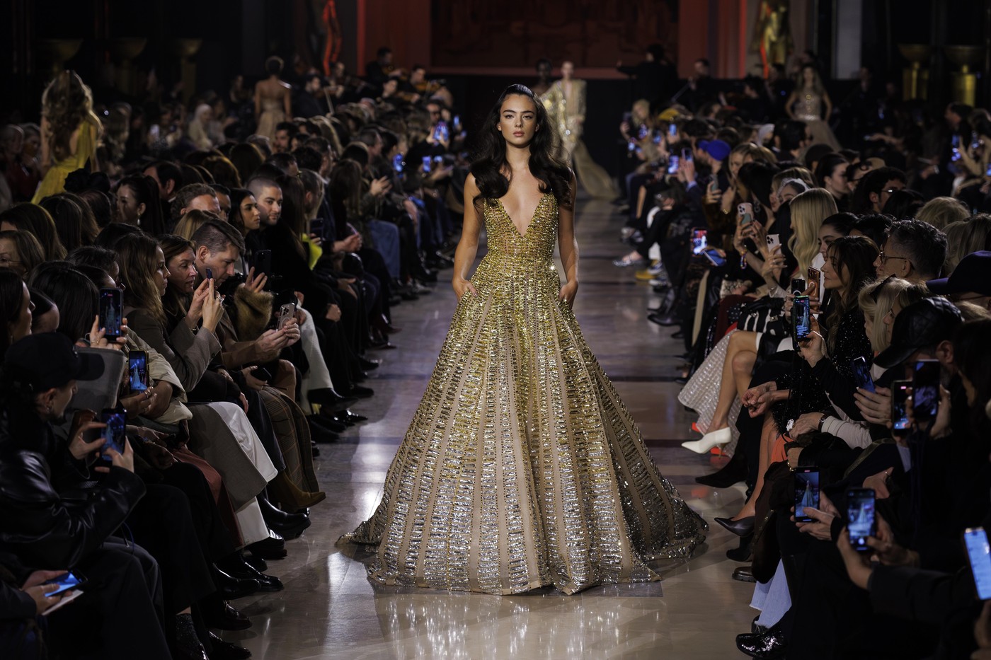 Cum a fost definită colecția Elie Saab Haute Couture prezentată la Paris Fashion Week: siluete clasice și broderii elaborate