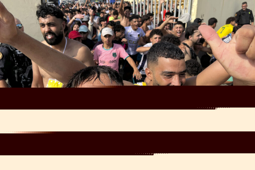 Milers de joves marroquins proven d’entrar a Ceuta, que demana que es desplegui l’exèrcit espanyol