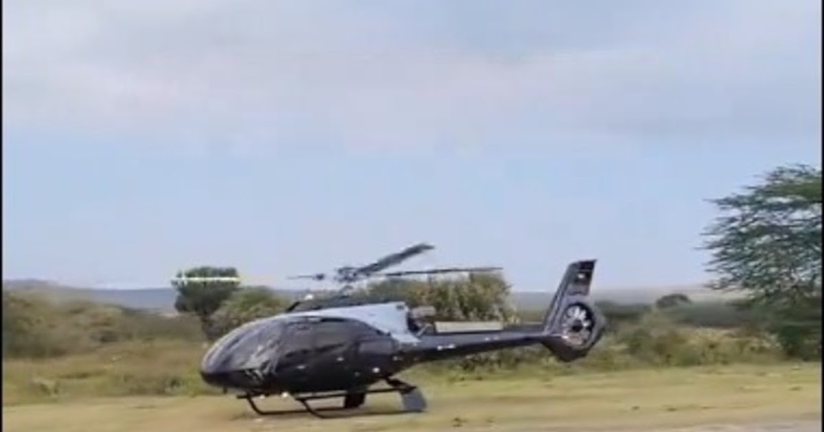 Leta Chopper Niko Kwa Jam! - Reactions as a wealthy Kenyan abandons his luxurious vehicle on the roadside and boards a chopper after being stuck in traffic (VIDEO)