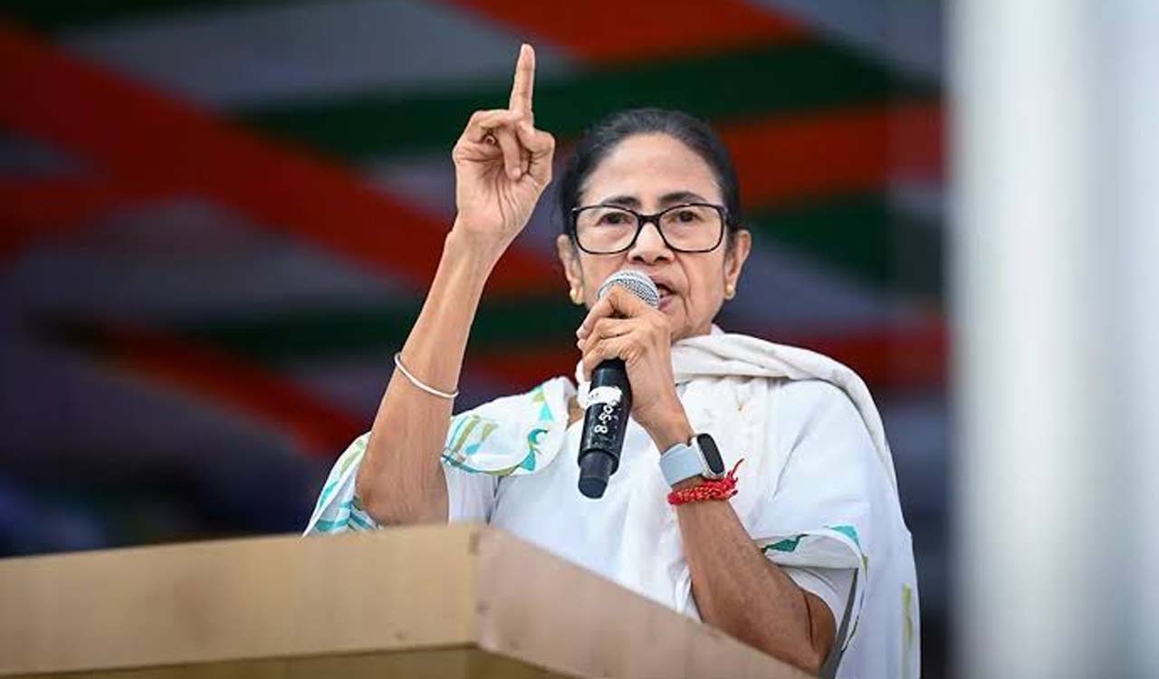 ‘Chor’ slogans, mud allegedly hurled at Mamata Banerjee’s car in Bengal