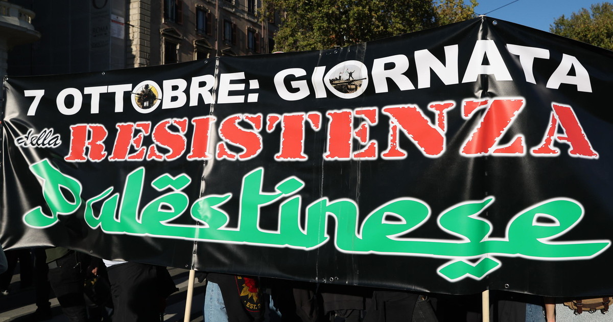 Lo striscione ProHamas sul 7 ottobre e il coro choc: "Bombardiamo Tel Aviv"
