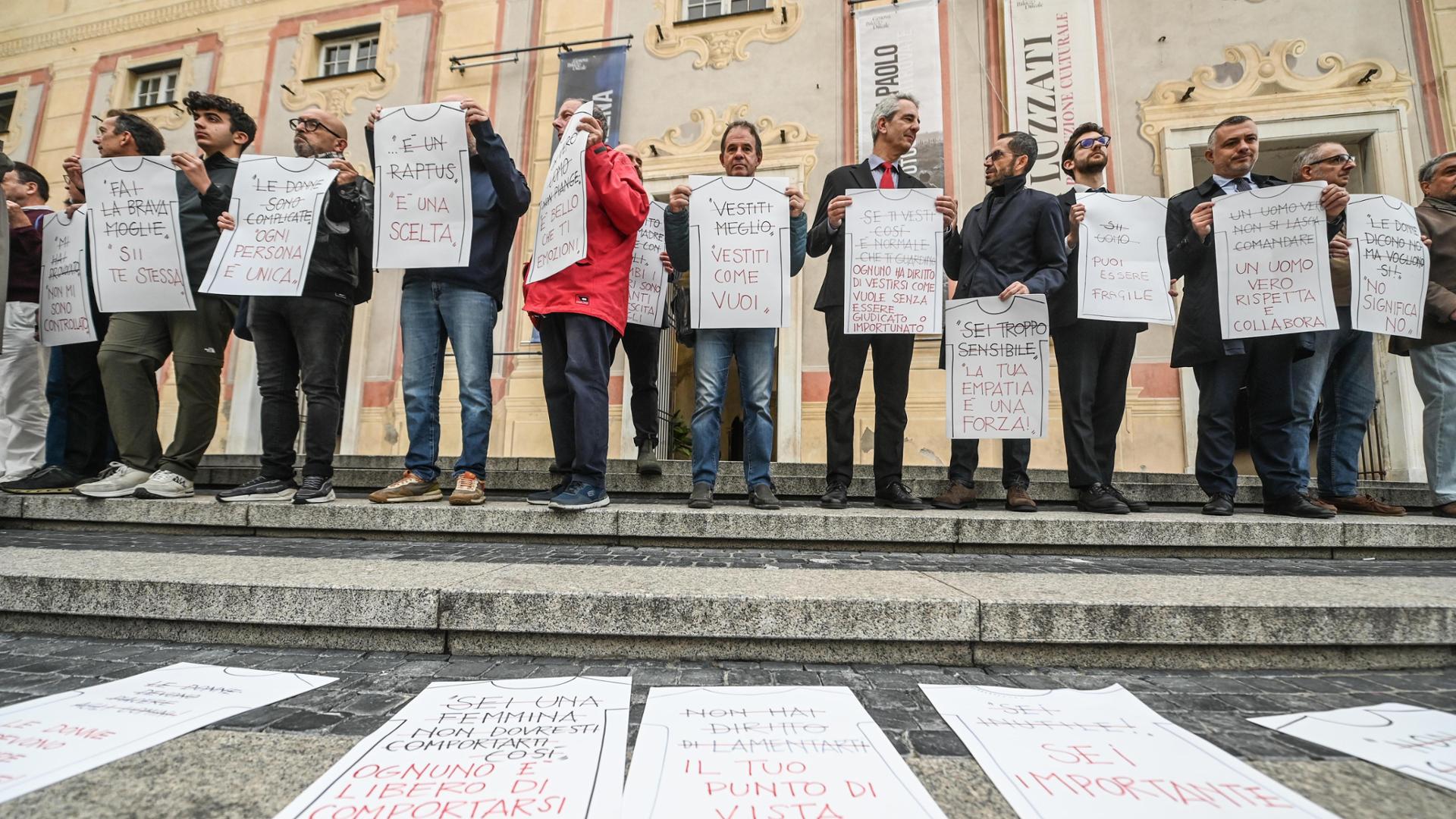 Genova, gli uomini in piazza contro le violenze sulle donne | Foto | Video