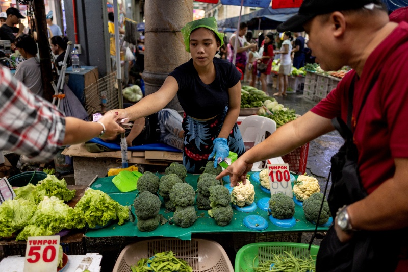 Philippine Q4 growth skids to 5-year low, raises odds of further rate cuts