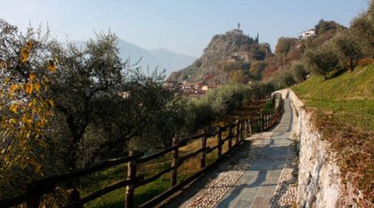 Dimenticate i tacchi, allacciate gli scarponi: San Valentino sulla “Via Valeriana”, il cammino più romantico (e selvaggio) della Lombardia