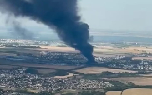 Incendiu puternic în apropierea aeroportului Charles de Gaulle din Paris / Două piste închise din cauza fumului puternic