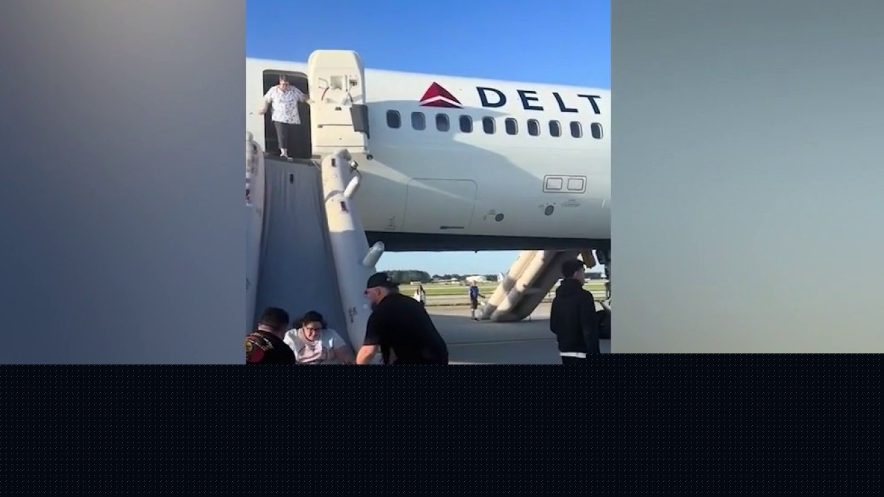Emergency return: 200 passengers evacuate Delta flight in Atlanta
